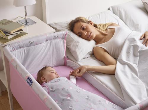 Comment attacher le lit cododo au lit parental?
